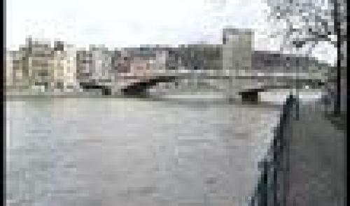 Pont des Arches: collision entre deux péniches